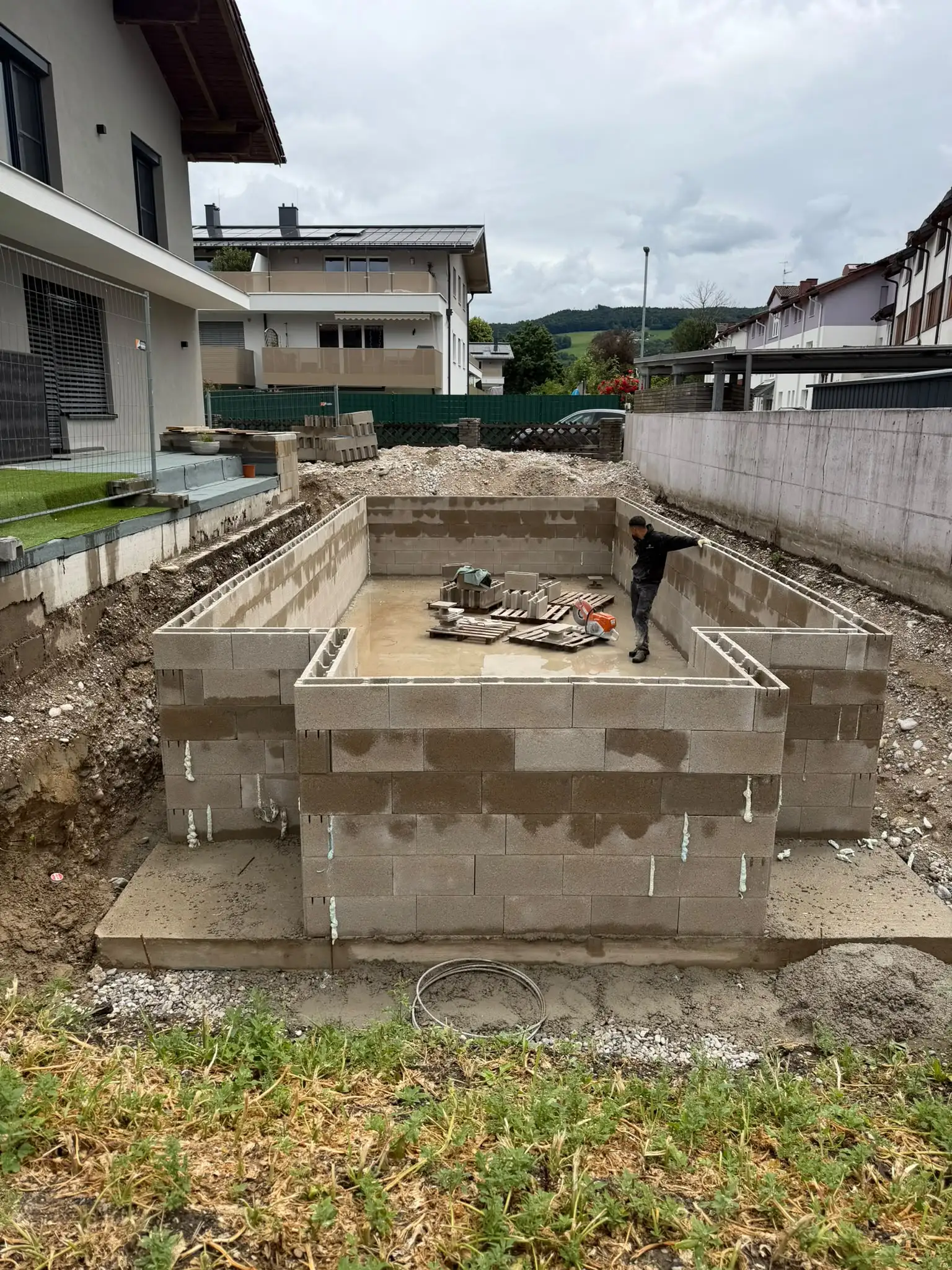 Poolmauer 3